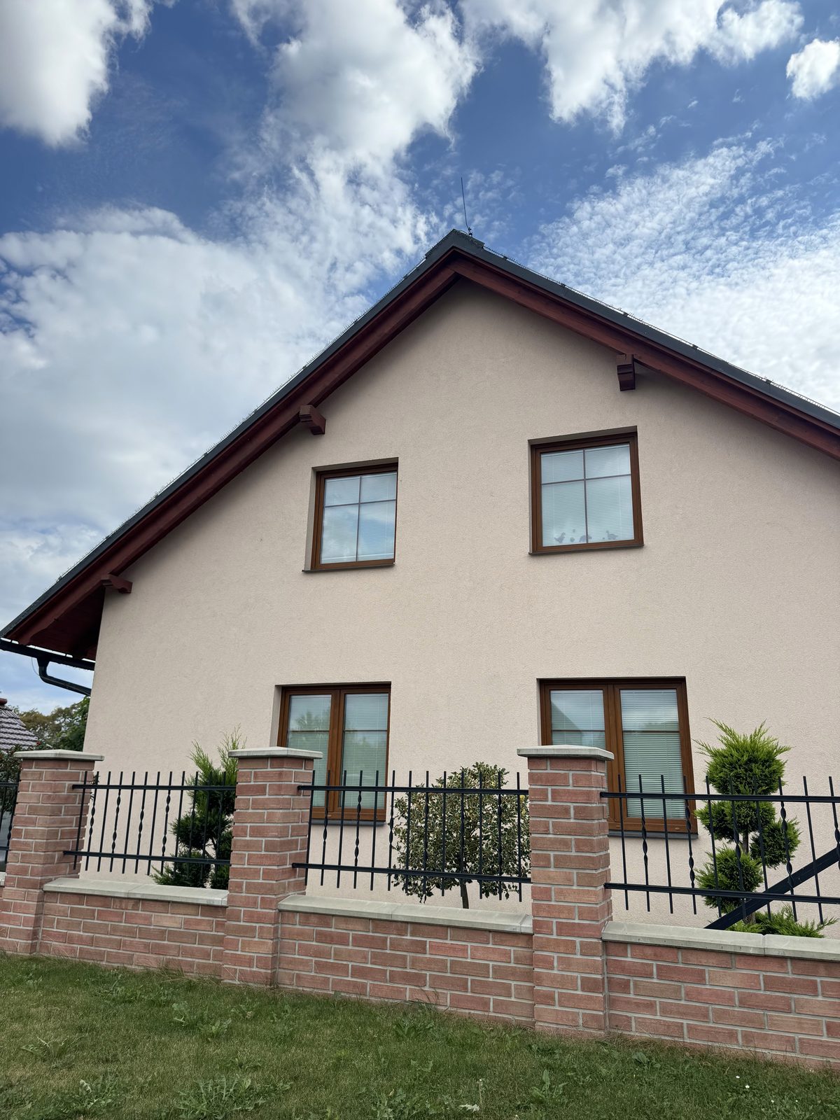 Rodinný dům s čistou světlou fasádou po dokončené realizaci