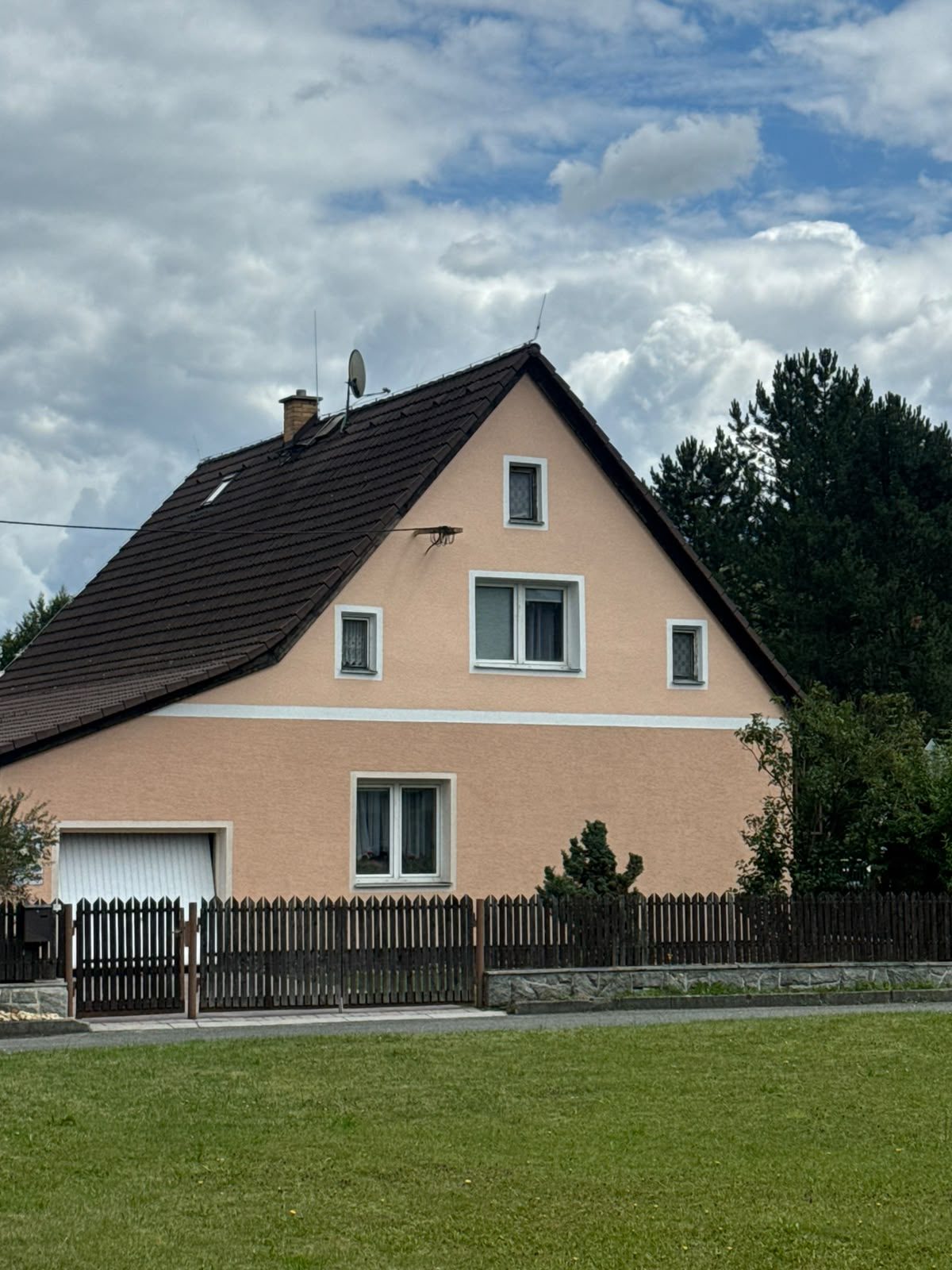 Rodinný dům s čistou fasádou po mytí a novém nátěru