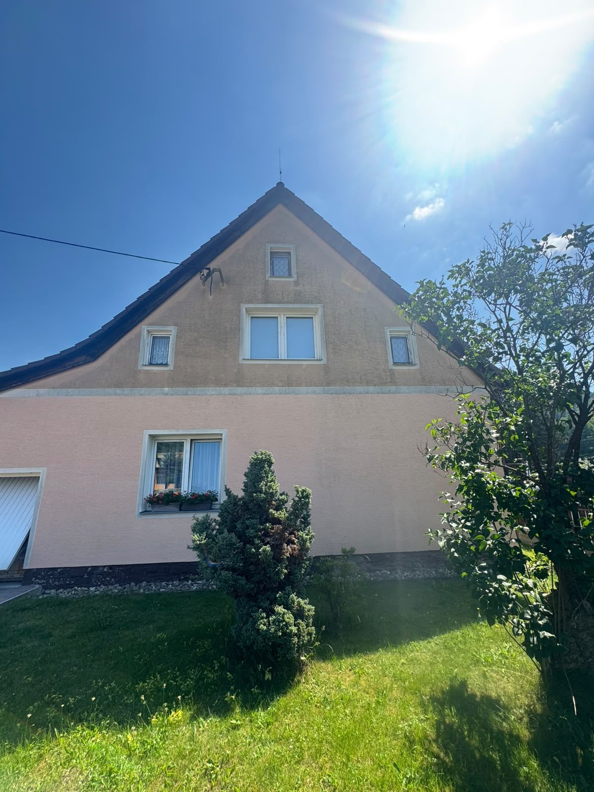 Rodinný dům se zašlým štítem fasády před renovací