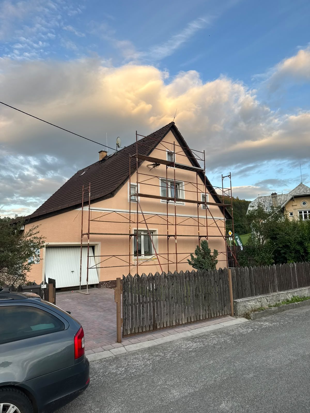 Tentýž dům s postaveným lešením v průběhu prací