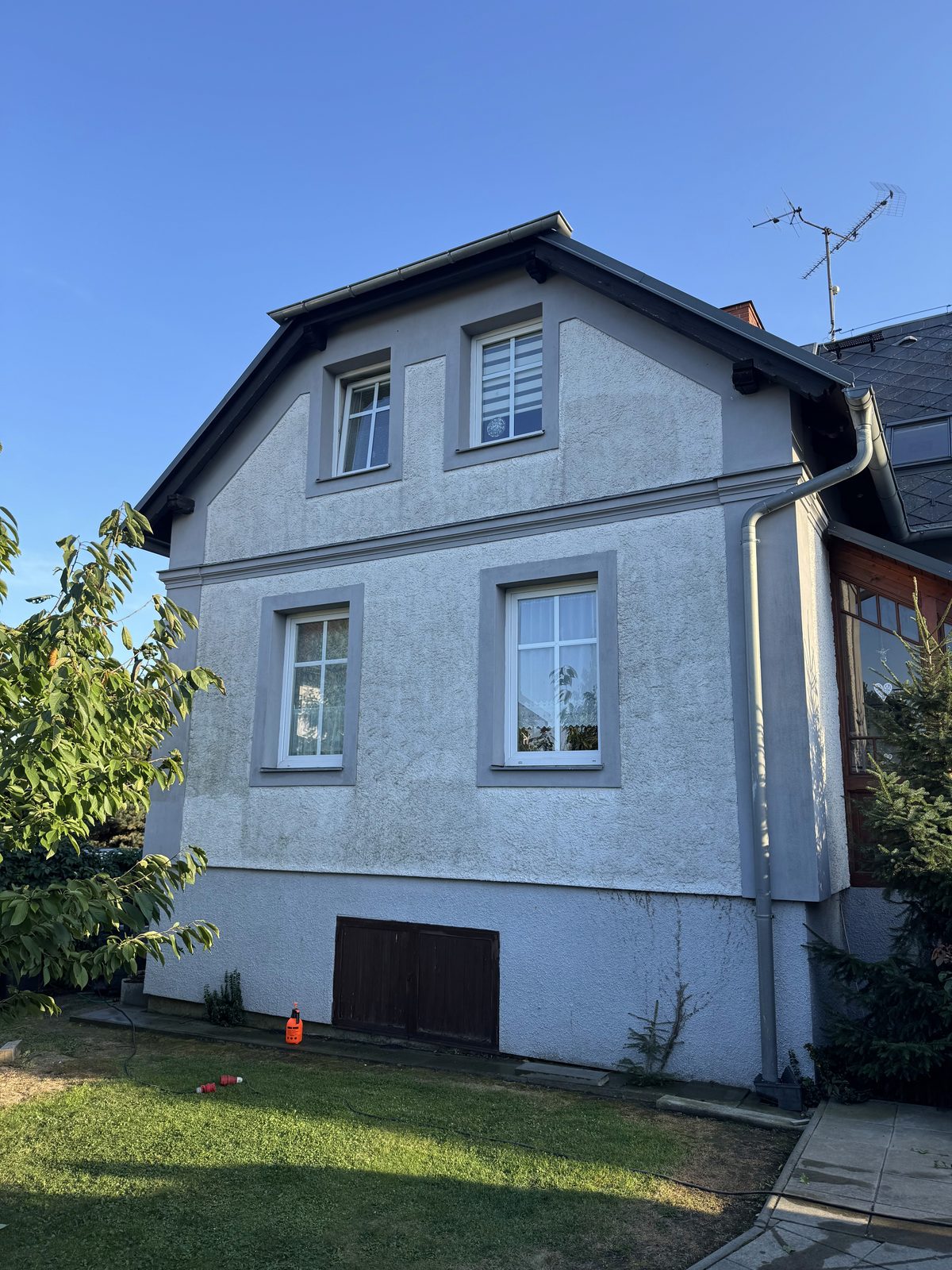 Rodinný dům se zašedlou fasádou před renovací