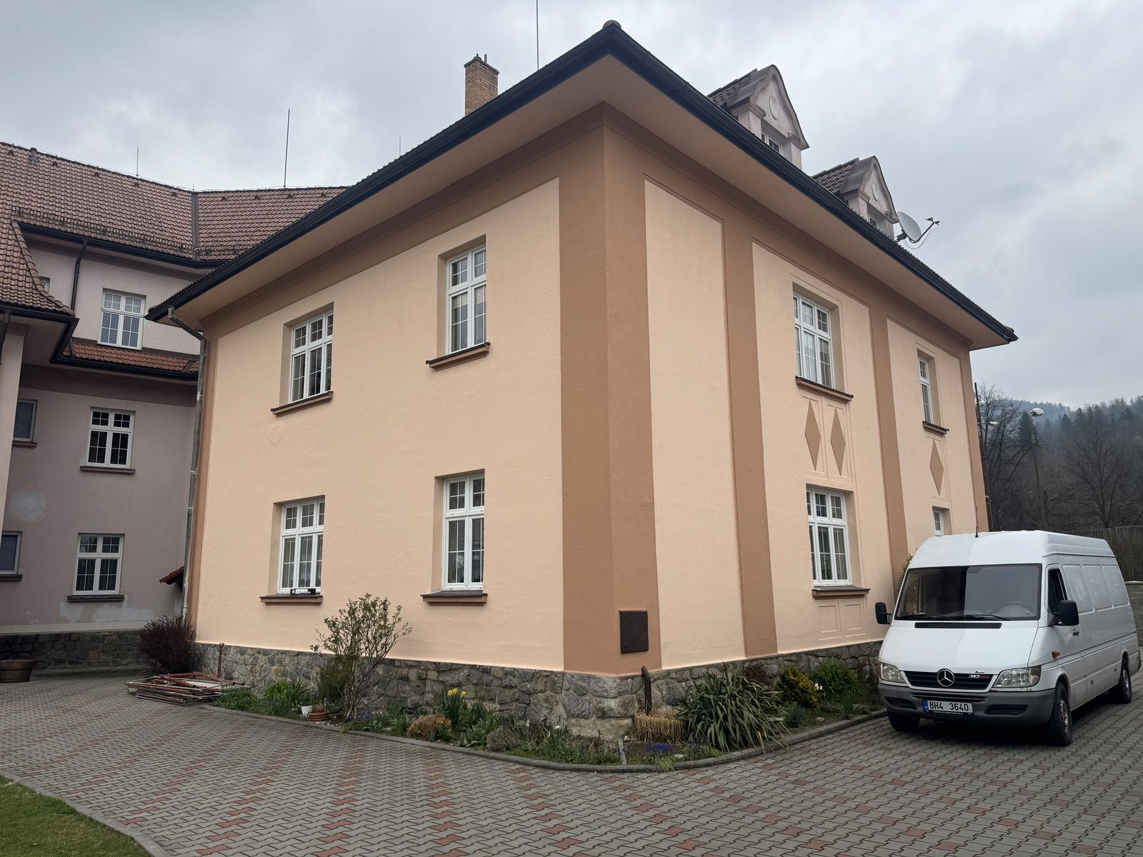 Tentýž dům po renovaci a novém nátěru v teplém odstínu